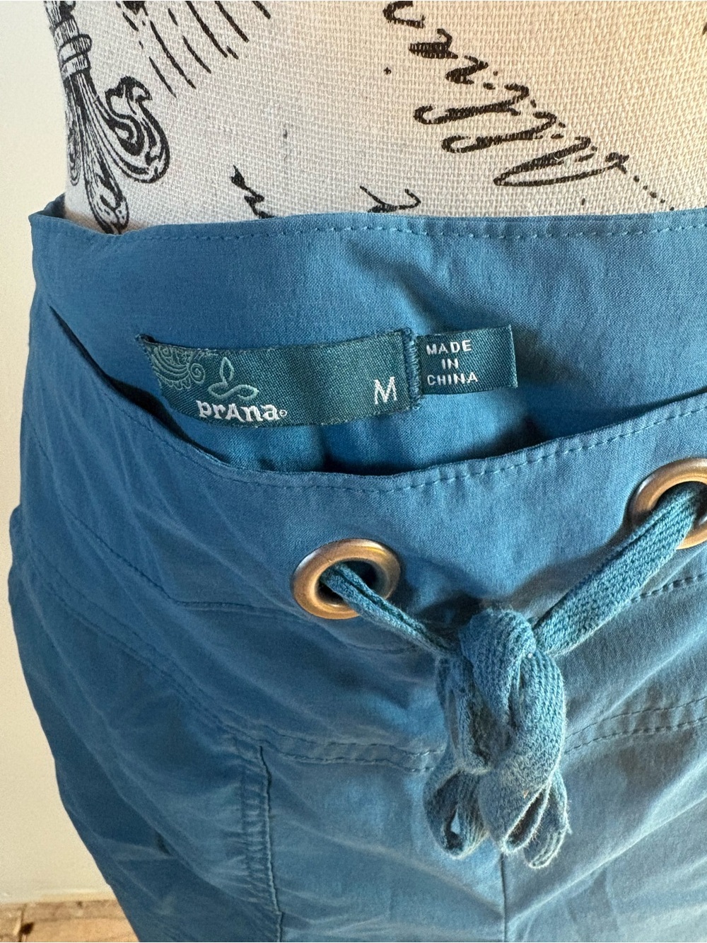 prAna Bliss Capri pant VGUC yoga activewear Medium Blue-Green - Picture 3 of 8
